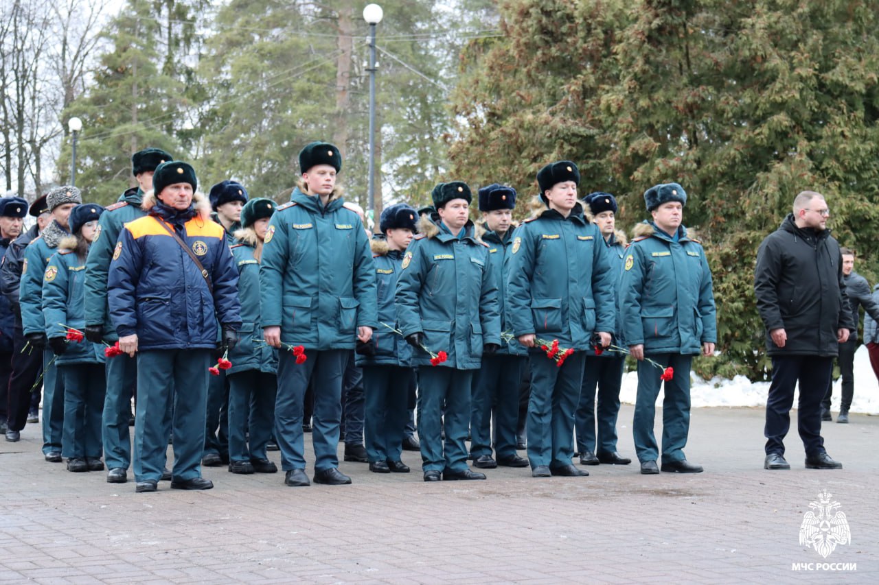 Сотрудники МЧС России возложили цветы к воинским мемориалам Сотрудники МЧС России возложили цветы к воинским мемориалам