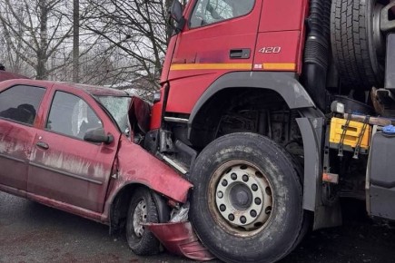 Под Череповцом погиб пассажир въехавшей под грузовик легковушки