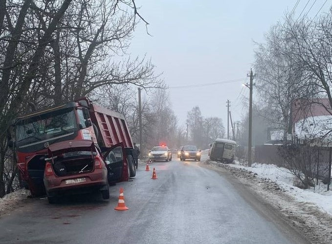 Мужчина погиб при лобовом столкновении грузовика и легкового автомобиля под Череповцом Мужчина погиб при лобовом столкновении грузовика и легкового автомобиля под Череповцом