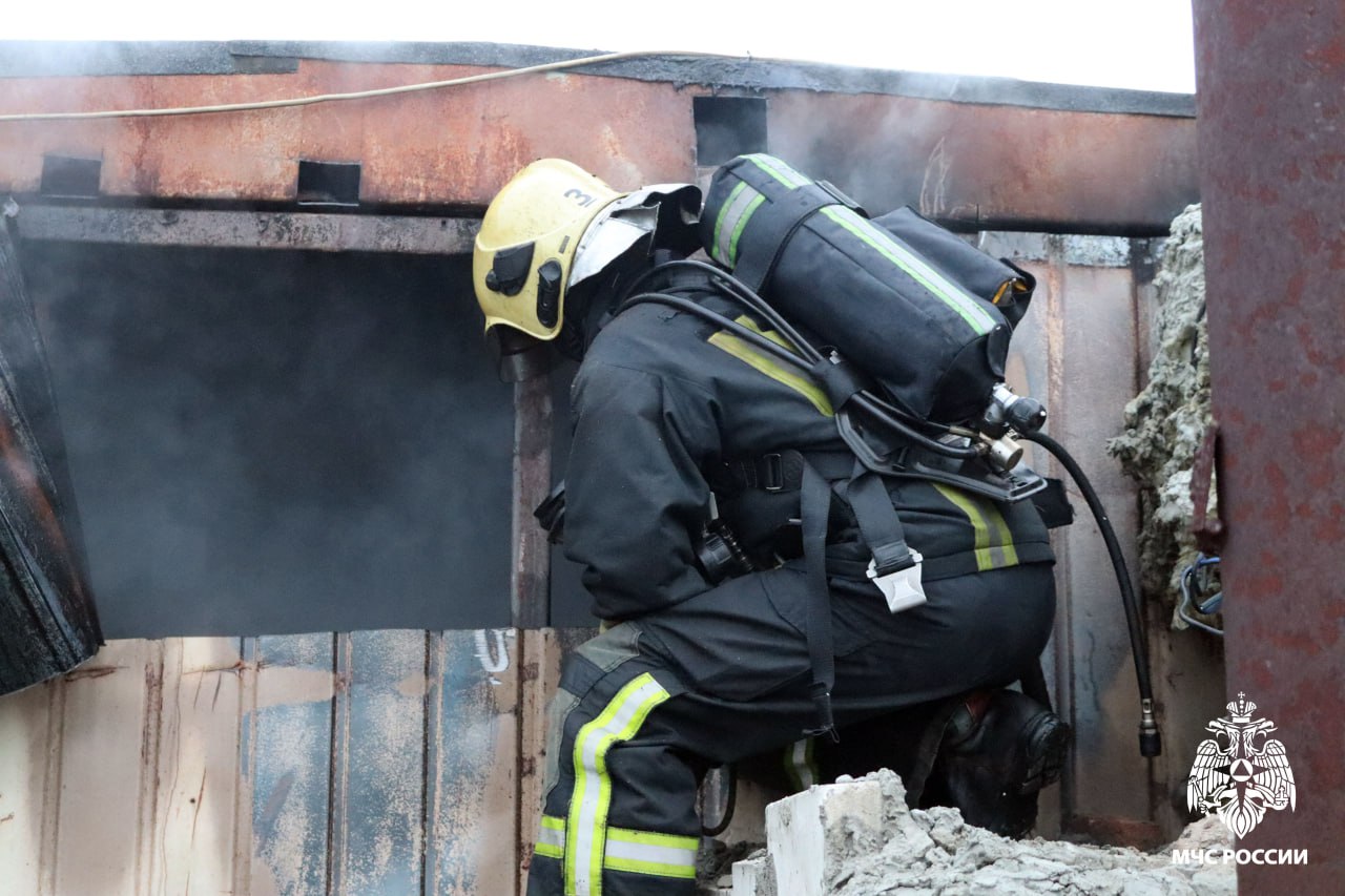 Вологодские огнеборцы потушили пожар на предприятии Вологодские огнеборцы потушили пожар на предприятии