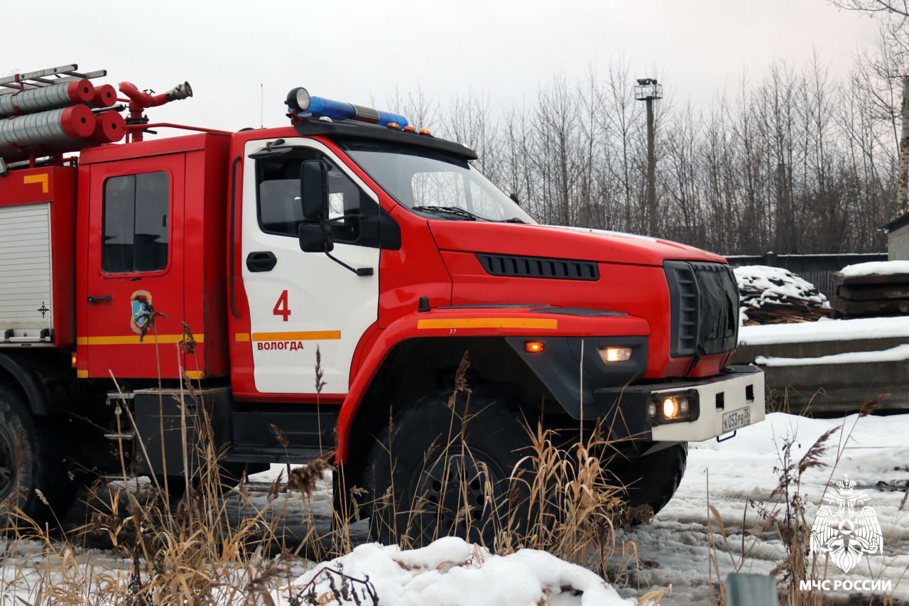 Вологодские огнеборцы потушили пожар на предприятии Вологодские огнеборцы потушили пожар на предприятии