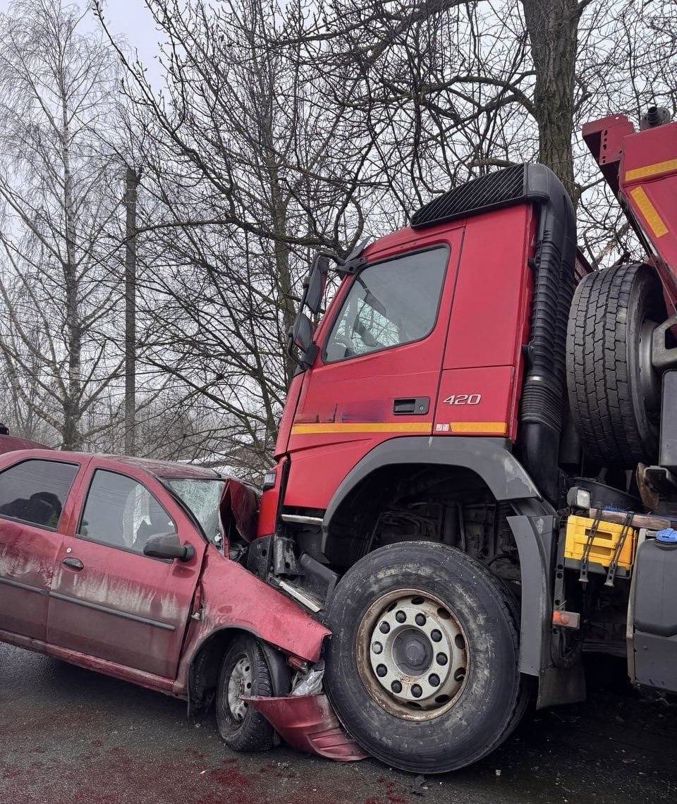 Мужчина погиб при лобовом столкновении грузовика и легкового автомобиля под Череповцом Мужчина погиб при лобовом столкновении грузовика и легкового автомобиля под Череповцом