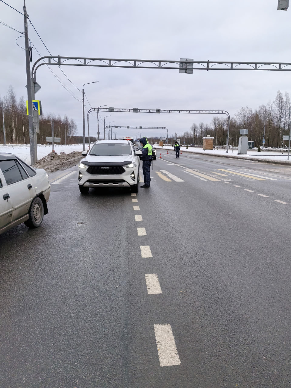 Вчера в Череповце на Шекснинском проспекте сотрудники Госавтоинспекции совместно с сотрудниками отдела судебных приставов и областного министерства транспорта и дорожного хозяйства провели рейд, направленный на выявление...