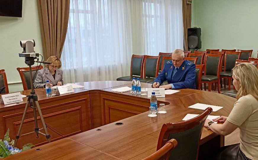 В Министерстве социальной защиты населения Вологодской области работала мобильная приемная прокурора области В Министерстве социальной защиты населения Вологодской области работала мобильная приемная прокурора области