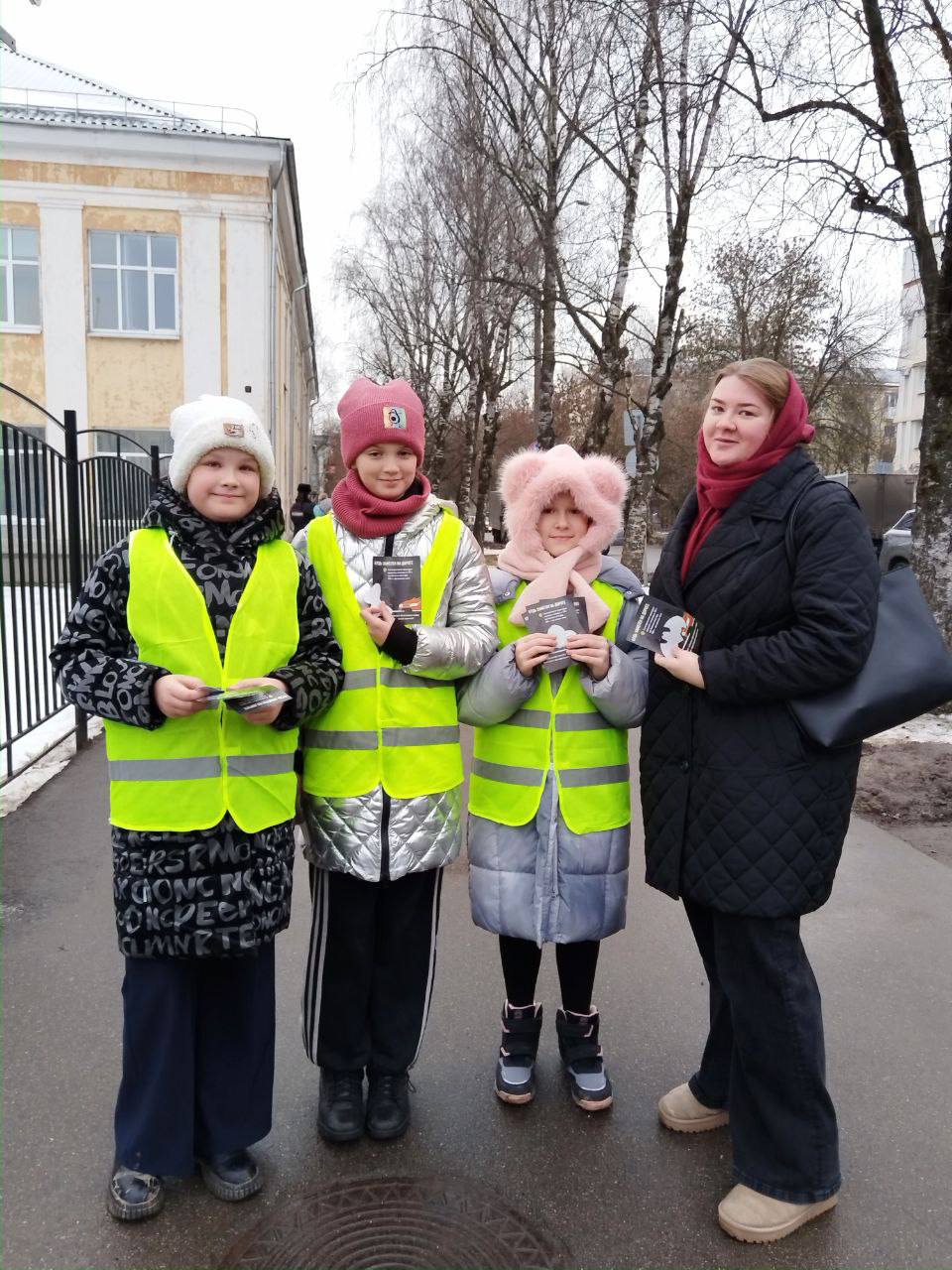 Инспекторы по БДД отдела Госавтоинспекции УМВД России «Вологда» Екатерина Пешкова и Дарья Масленикова совместно с юными инспекторами движения из школы № 10 провели профилактическую акцию «Засветись» Инспекторы по БДД отдела Госавтоинспекции УМВД России «Вологда» Екатерина Пешкова и Дарья Масленикова совместно с юными инспекторами движения из школы № 10 провели профилактическую акцию «Засветись»