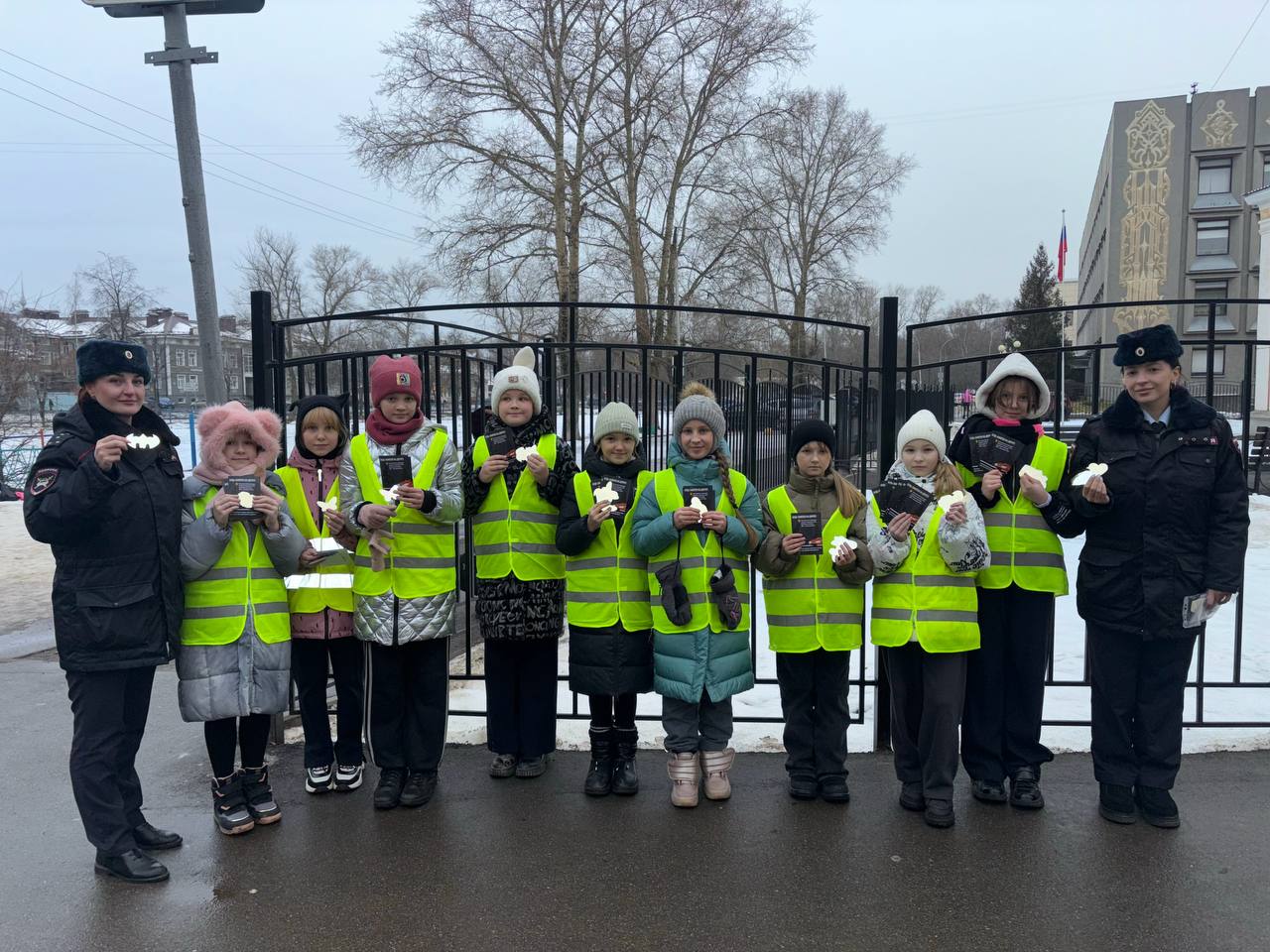Инспекторы по БДД отдела Госавтоинспекции УМВД России «Вологда» Екатерина Пешкова и Дарья Масленикова совместно с юными инспекторами движения из школы № 10 провели профилактическую акцию «Засветись» Инспекторы по БДД отдела Госавтоинспекции УМВД России «Вологда» Екатерина Пешкова и Дарья Масленикова совместно с юными инспекторами движения из школы № 10 провели профилактическую акцию «Засветись»