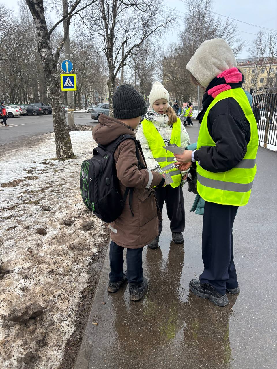 Инспекторы по БДД отдела Госавтоинспекции УМВД России «Вологда» Екатерина Пешкова и Дарья Масленикова совместно с юными инспекторами движения из школы № 10 провели профилактическую акцию «Засветись» Инспекторы по БДД отдела Госавтоинспекции УМВД России «Вологда» Екатерина Пешкова и Дарья Масленикова совместно с юными инспекторами движения из школы № 10 провели профилактическую акцию «Засветись»