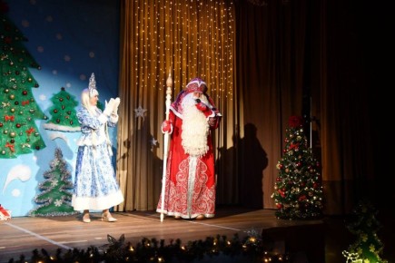 Дед Мороз из Великого Устюга прибыл в Вену и поздравил учащихся школы им. Д. М. Карбышева при посольстве России в Австрии, передает корреспондент ТАСС