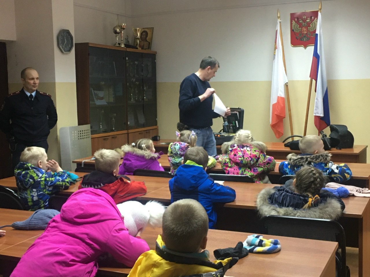 Верховажские полицейские провели экскурсию для детей в отделе полиции Верховажские полицейские провели экскурсию для детей в отделе полиции