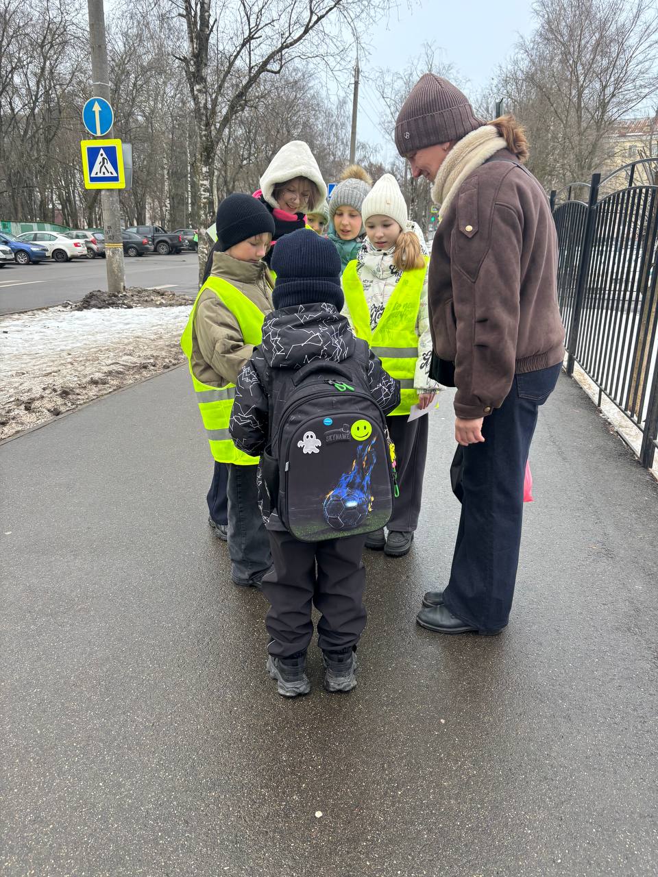 Инспекторы по БДД отдела Госавтоинспекции УМВД России «Вологда» Екатерина Пешкова и Дарья Масленикова совместно с юными инспекторами движения из школы № 10 провели профилактическую акцию «Засветись» Инспекторы по БДД отдела Госавтоинспекции УМВД России «Вологда» Екатерина Пешкова и Дарья Масленикова совместно с юными инспекторами движения из школы № 10 провели профилактическую акцию «Засветись»