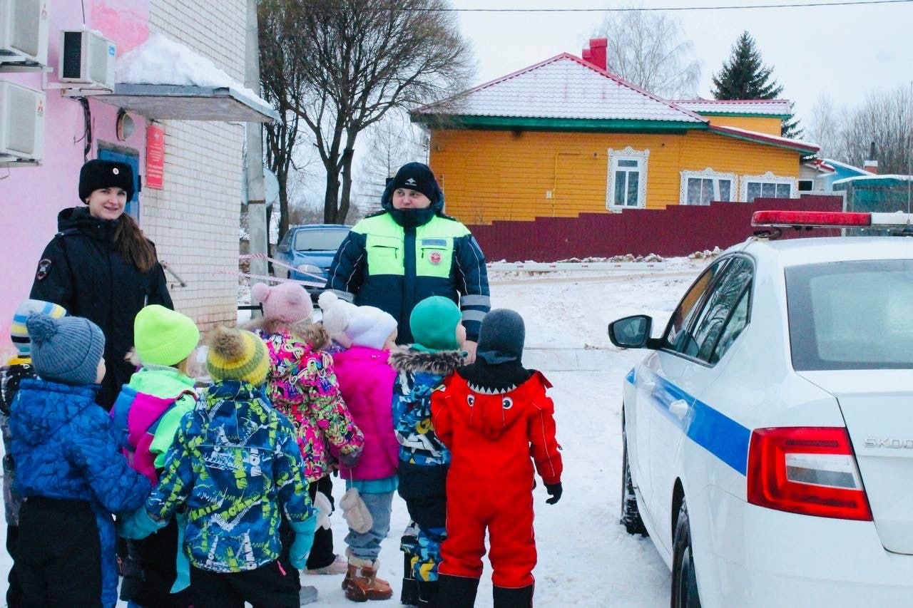 Верховажские полицейские провели экскурсию для детей в отделе полиции Верховажские полицейские провели экскурсию для детей в отделе полиции