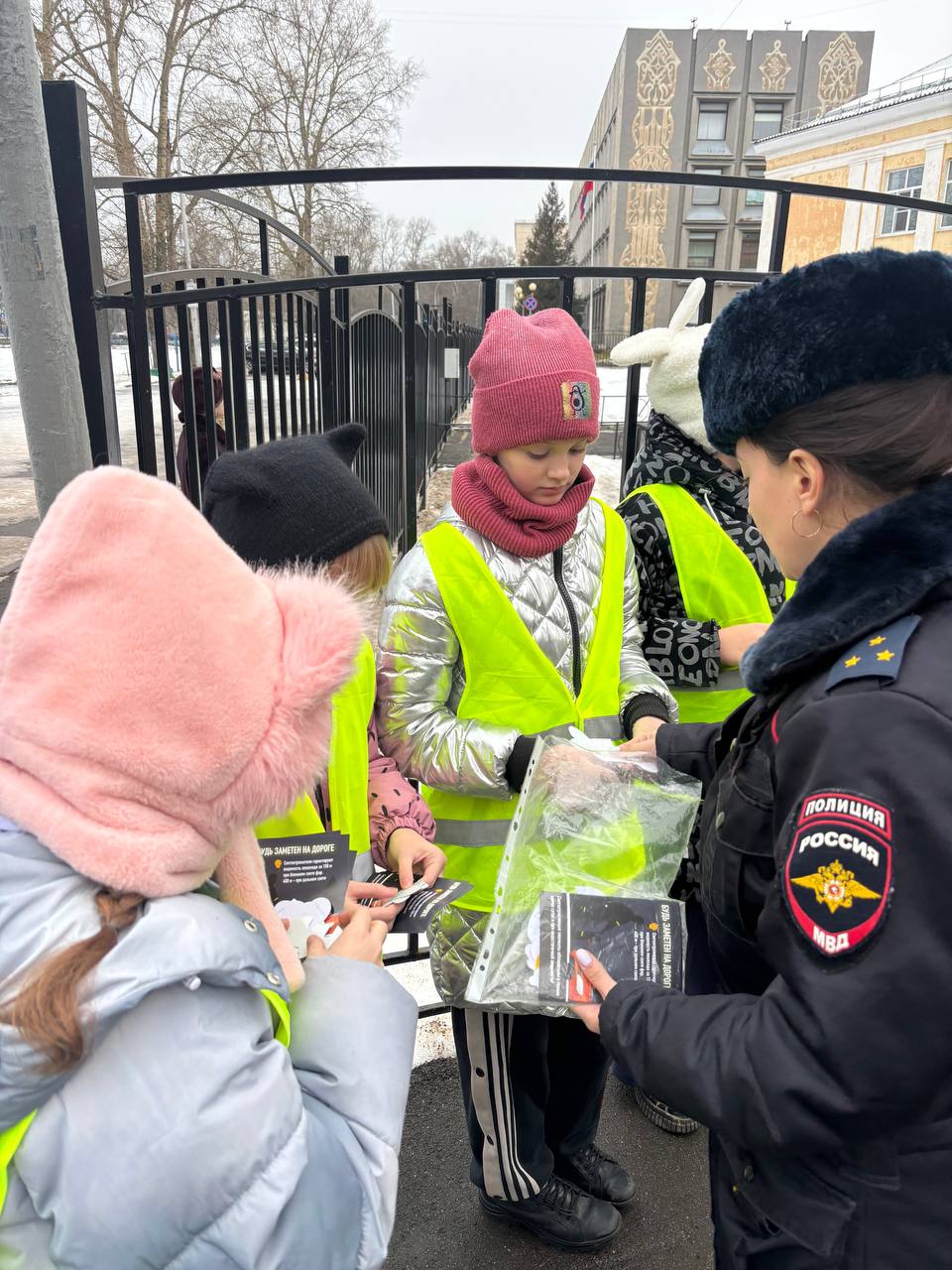 Инспекторы по БДД отдела Госавтоинспекции УМВД России «Вологда» Екатерина Пешкова и Дарья Масленикова совместно с юными инспекторами движения из школы № 10 провели профилактическую акцию «Засветись» Инспекторы по БДД отдела Госавтоинспекции УМВД России «Вологда» Екатерина Пешкова и Дарья Масленикова совместно с юными инспекторами движения из школы № 10 провели профилактическую акцию «Засветись»