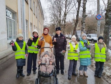 Инспекторы по БДД отдела Госавтоинспекции УМВД России «Вологда» Екатерина Пешкова и Дарья Масленикова совместно с юными инспекторами движения из школы № 10 провели профилактическую акцию «Засветись»