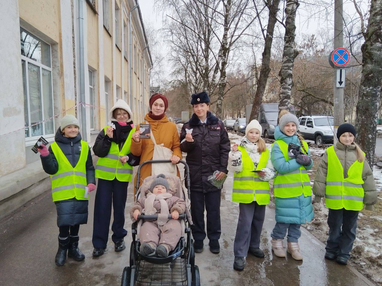 Инспекторы по БДД отдела Госавтоинспекции УМВД России «Вологда» Екатерина Пешкова и Дарья Масленикова совместно с юными инспекторами движения из школы № 10 провели профилактическую акцию «Засветись»