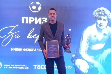 Роман Маслов поздравил капитана ФК «Череповец» Андрея Пыркина с наградой ТАСС