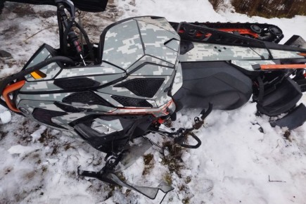 В Вологодской области погиб водитель врезавшегося в столб снегохода