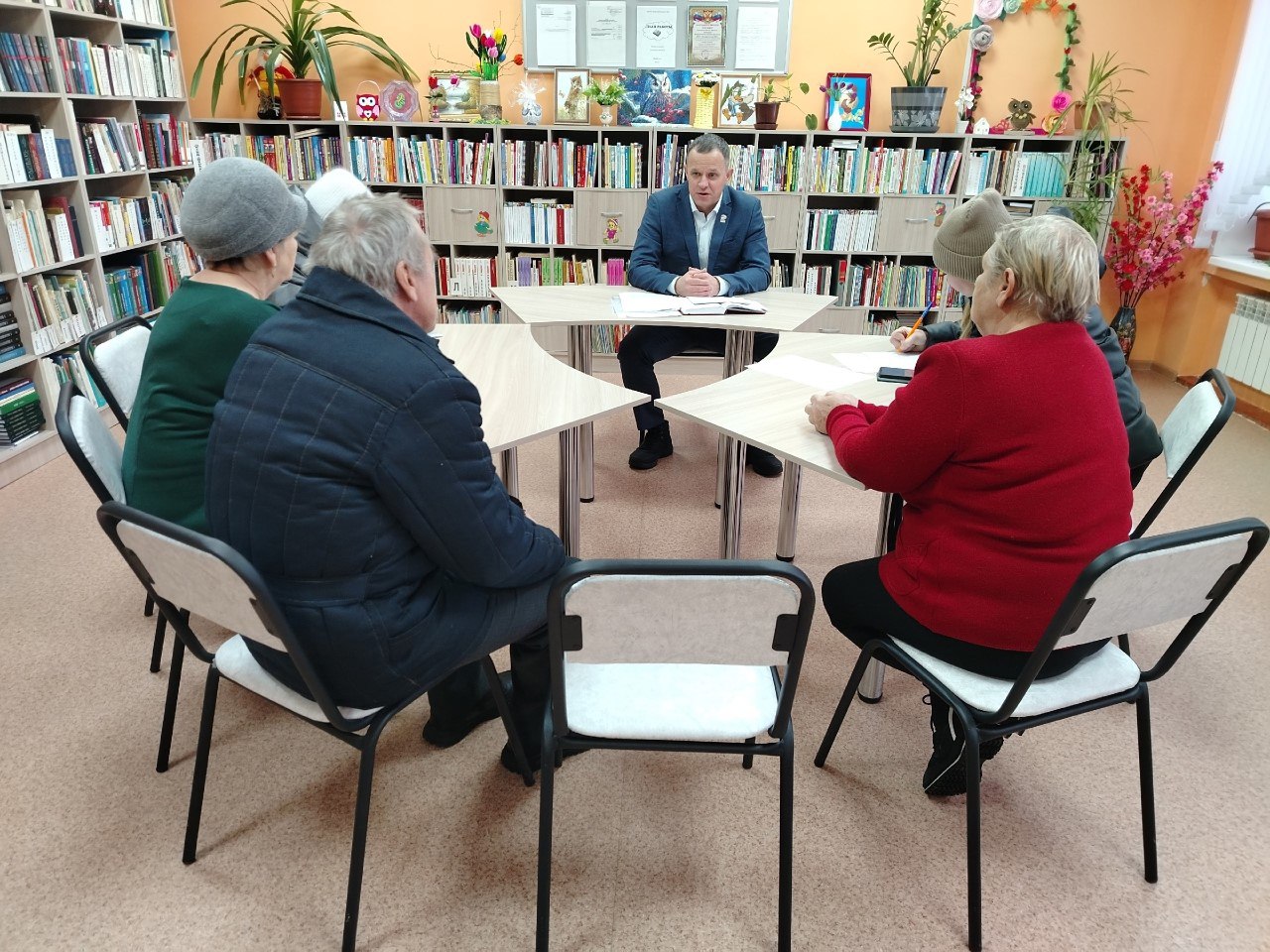 Личные встречи с жителями — важнейшая часть работы депутата Личные встречи с жителями — важнейшая часть работы депутата