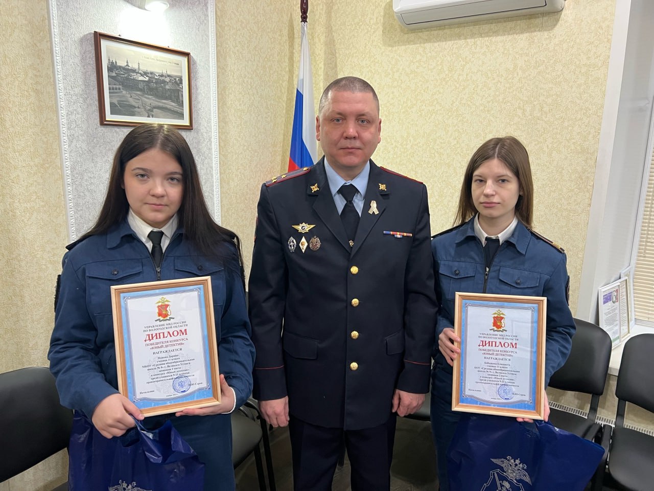 Начальник ОМВД России «Великоустюгский» Андрей Ананьин вручил дипломы победителям конкурса «Юный детектив»