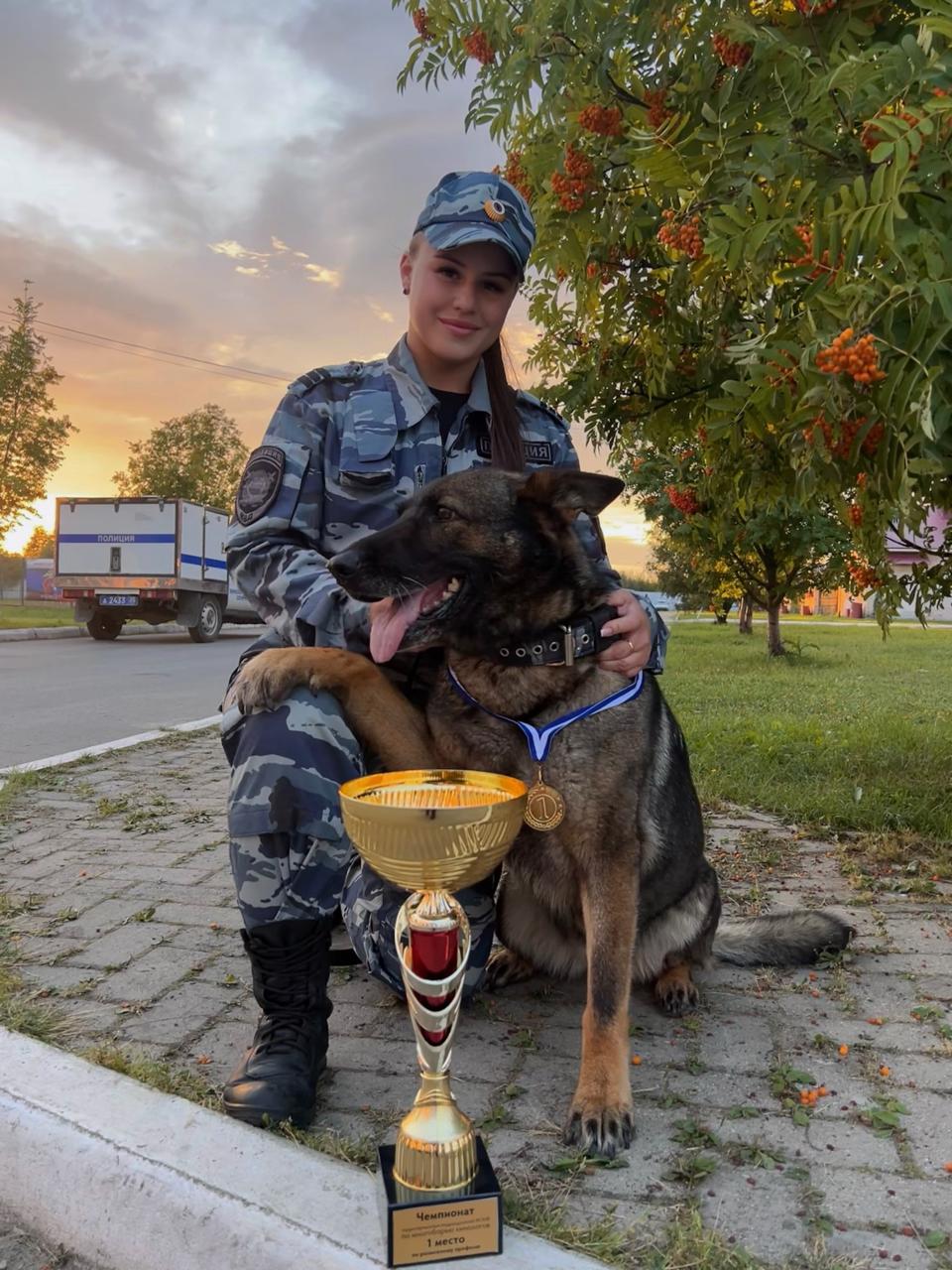 Череповецкие полицейские проводили на пенсию служебную собаку по кличке Глория Череповецкие полицейские проводили на пенсию служебную собаку по кличке Глория