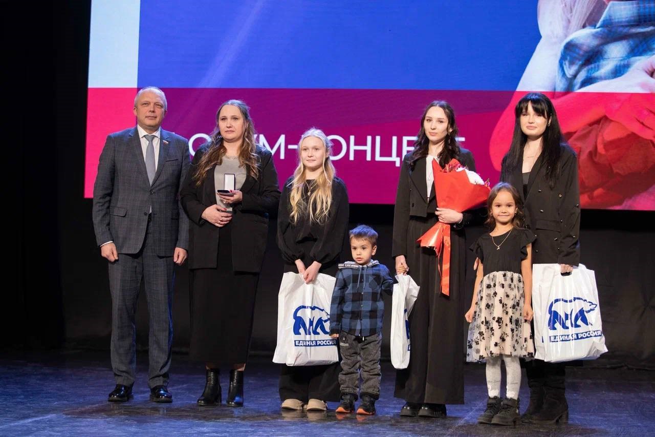 В преддверии празднования Дня Героев Отечества в областной столице прошли торжественные мероприятия В преддверии празднования Дня Героев Отечества в областной столице прошли торжественные мероприятия