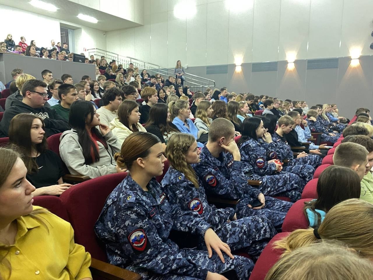 Представитель общественного совета при УМВД России «Череповец» провел лекцию, посвященную актуальным вопросам безопасности современного общества Представитель общественного совета при УМВД России «Череповец» провел лекцию, посвященную актуальным вопросам безопасности современного общества