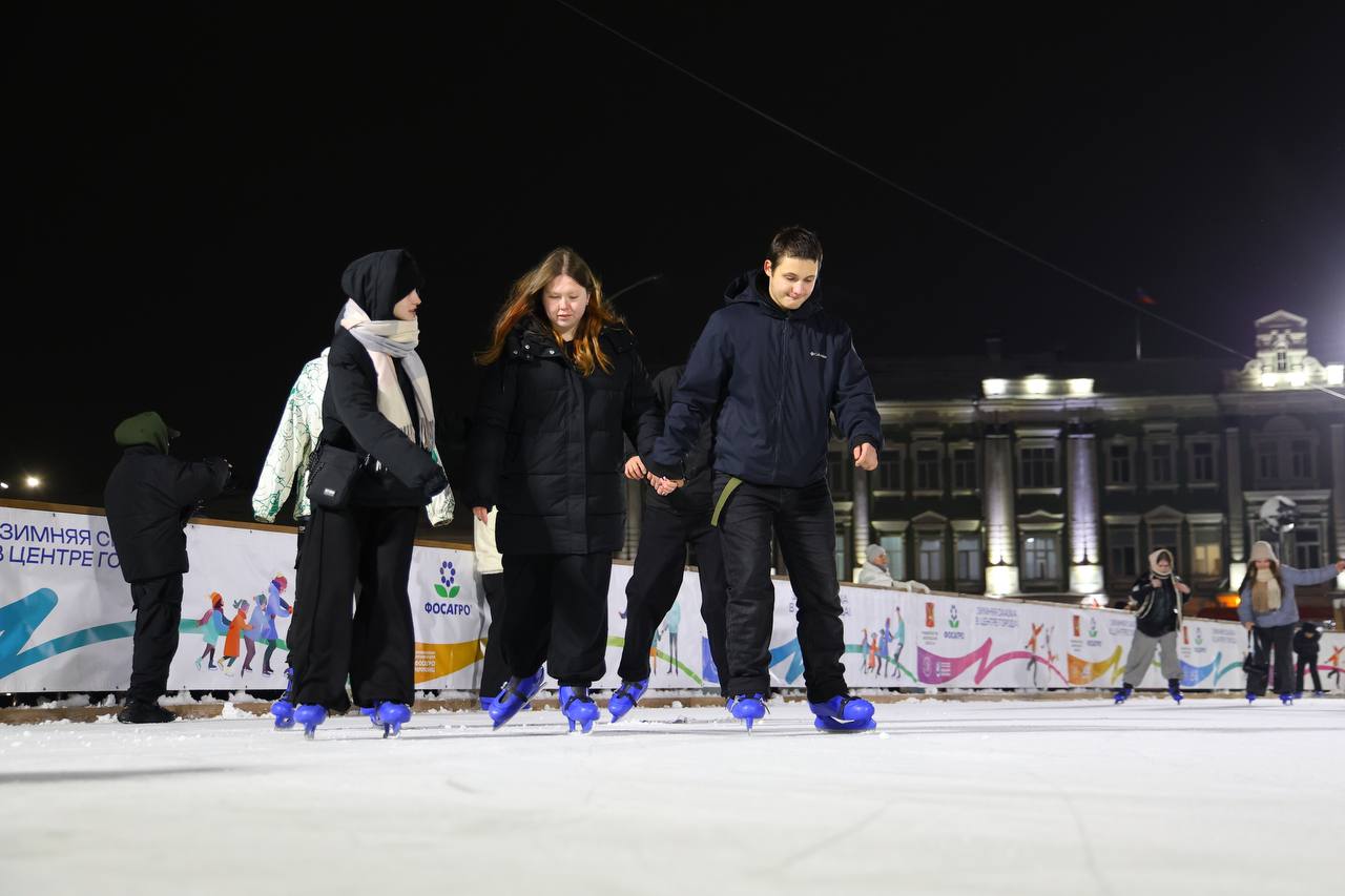 Каток «Зимняя сказка» официально открыли на площади Революции в Вологде Каток «Зимняя сказка» официально открыли на площади Революции в Вологде