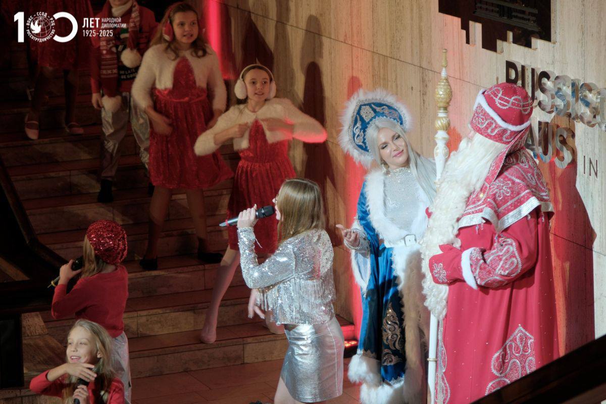 Дед Мороз из Великого Устюга зажёг огни на ёлке в Русском доме в Берлине Дед Мороз из Великого Устюга зажёг огни на ёлке в Русском доме в Берлине