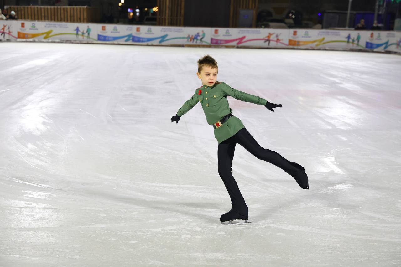 Каток «Зимняя сказка» официально открыли на площади Революции в Вологде Каток «Зимняя сказка» официально открыли на площади Революции в Вологде