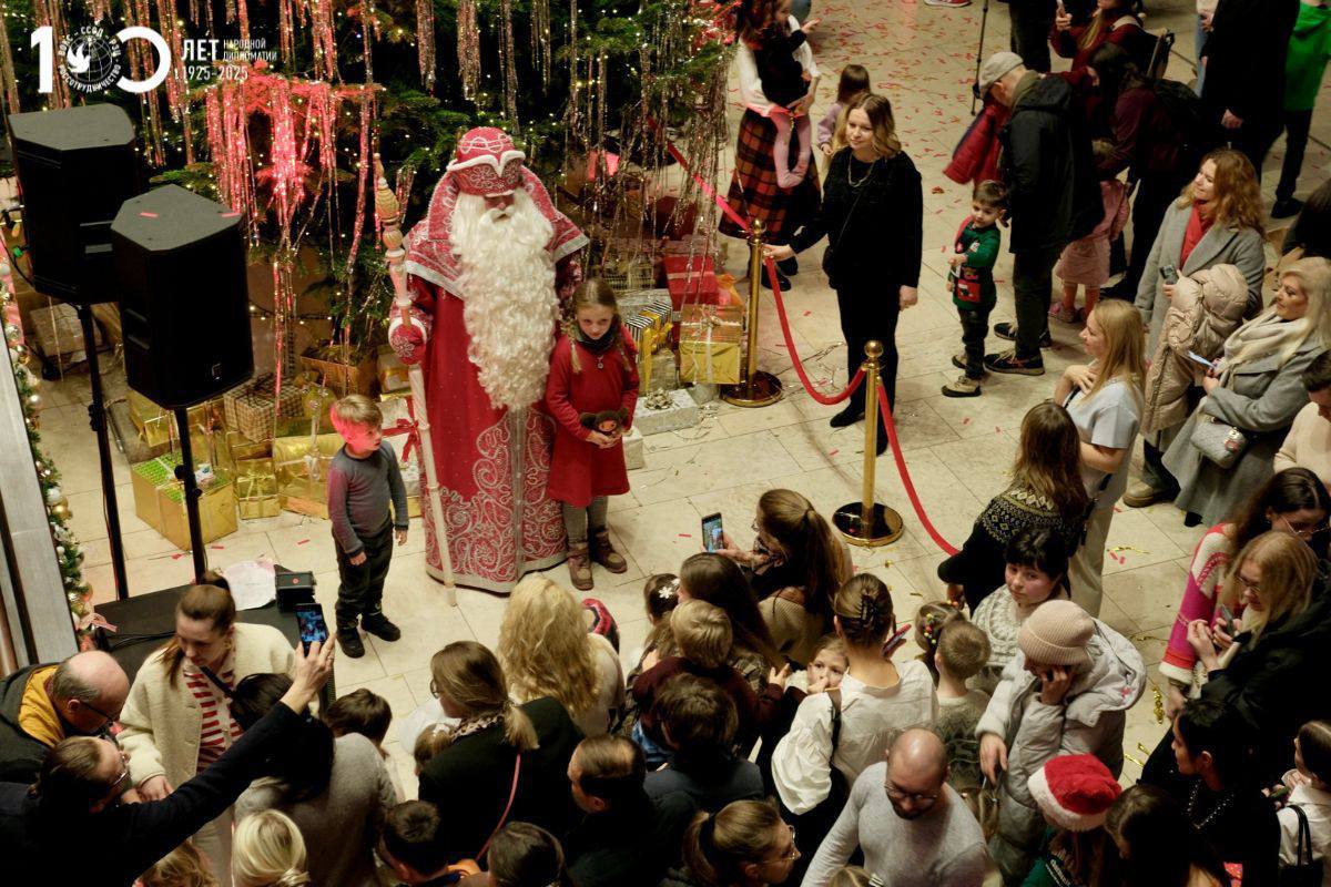 Дед Мороз из Великого Устюга зажёг огни на ёлке в Русском доме в Берлине Дед Мороз из Великого Устюга зажёг огни на ёлке в Русском доме в Берлине