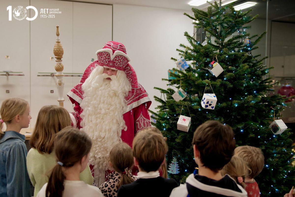Дед Мороз из Великого Устюга зажёг огни на ёлке в Русском доме в Берлине Дед Мороз из Великого Устюга зажёг огни на ёлке в Русском доме в Берлине