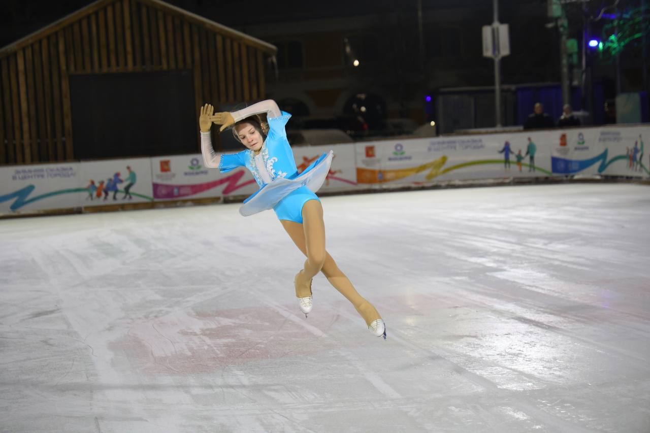 Каток «Зимняя сказка» официально открыли на площади Революции в Вологде Каток «Зимняя сказка» официально открыли на площади Революции в Вологде