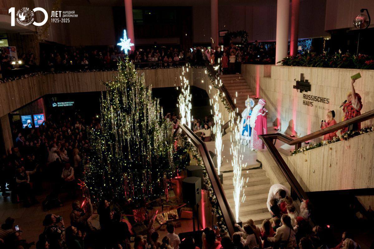 Дед Мороз из Великого Устюга зажёг огни на ёлке в Русском доме в Берлине