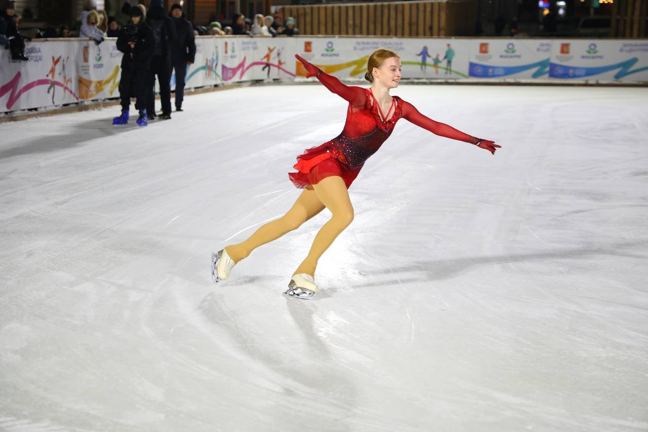 Каток «Зимняя сказка» официально открыли на площади Революции в Вологде