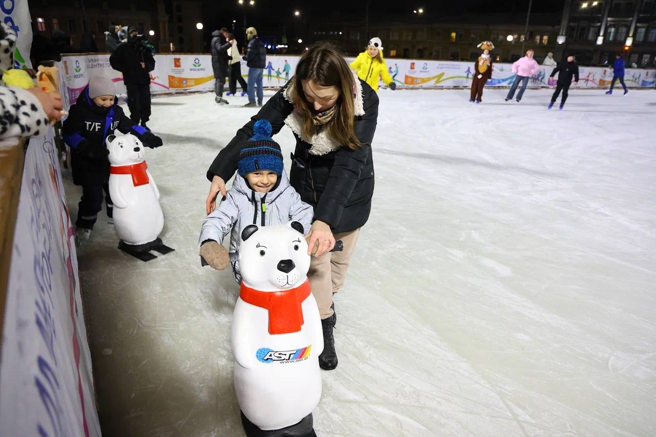 Каток «Зимняя сказка» официально открыли на площади Революции в Вологде Каток «Зимняя сказка» официально открыли на площади Революции в Вологде