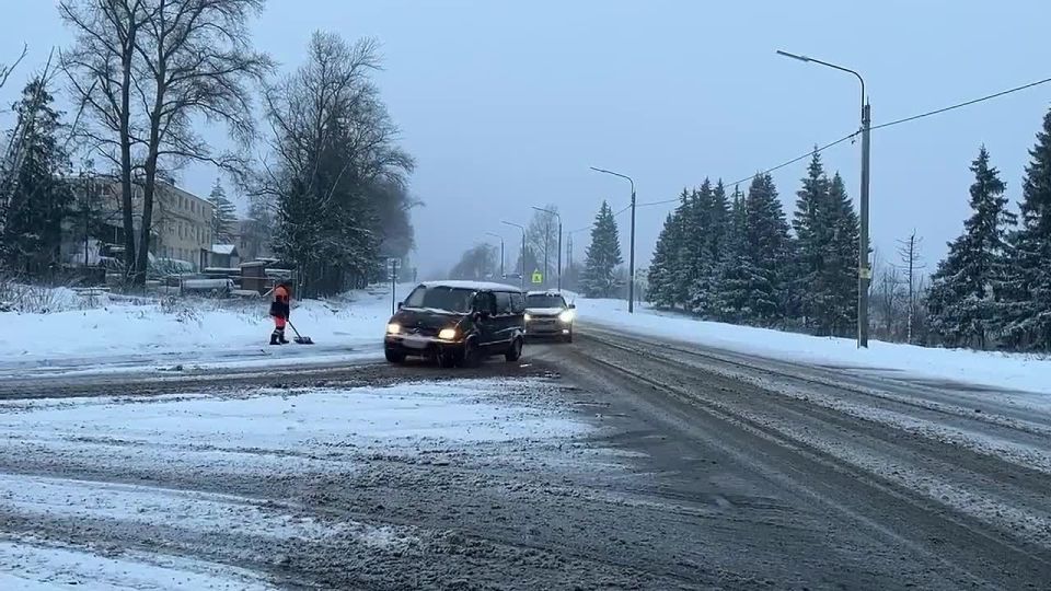 Министерство транспорта и дорожного хозяйства Вологодской области сообщило о том, что работа по расчистке дорог региона продолжается