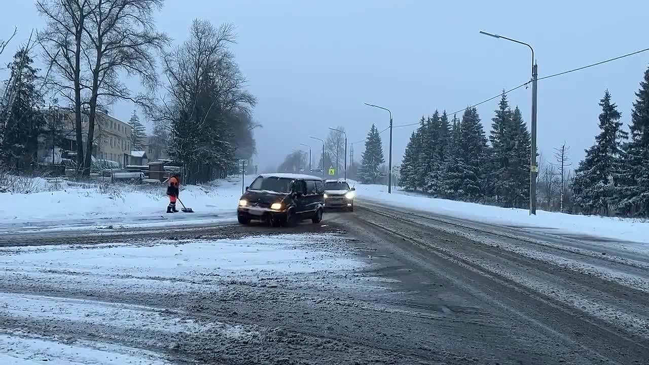 Министерство транспорта и дорожного хозяйства Вологодской области сообщило о том, что работа по расчистке дорог региона продолжается