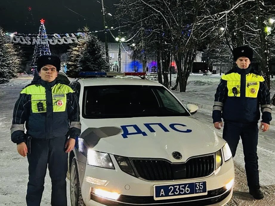 В Грязовце сотрудники Госавтоинспекции помогли брату и сестре добраться до дома