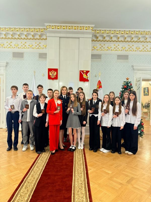 В День Конституции Российской Федерации полицейские провели торжественную церемонию вручения паспортов подросткам