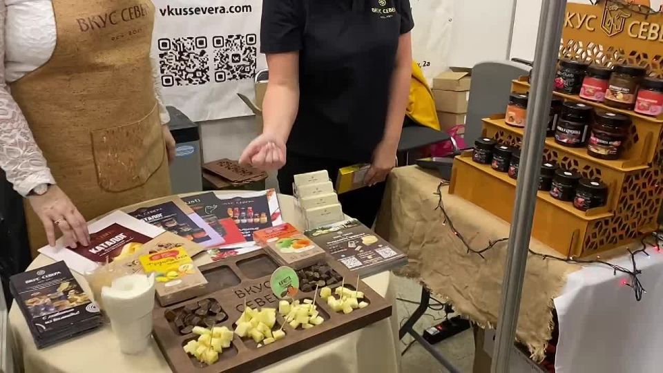 На выставке-ярмарке «Настоящий Вологодский продукт» замгубернатора Николай Куприянов и председатель Ассоциации отельеров и рестораторов региона Анатолий Дианов познакомились с новинками