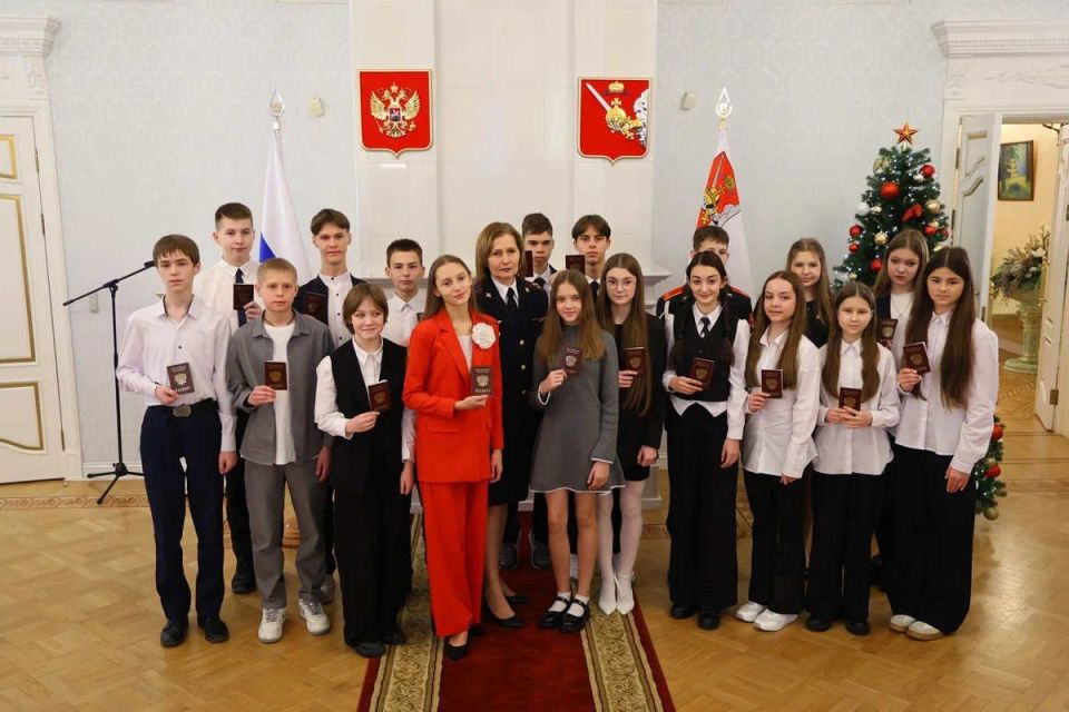 Юные вологжане сегодня, 12 декабря, в День Конституции, получили первые паспорта из рук губернатора Георгия Филимонова
