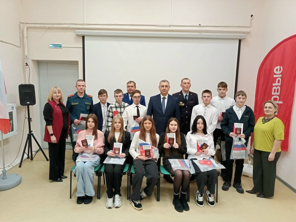 Накануне в городах и округах Вологодской области состоялись церемонии вручения паспортов подросткам, достигшим возраста 14 лет