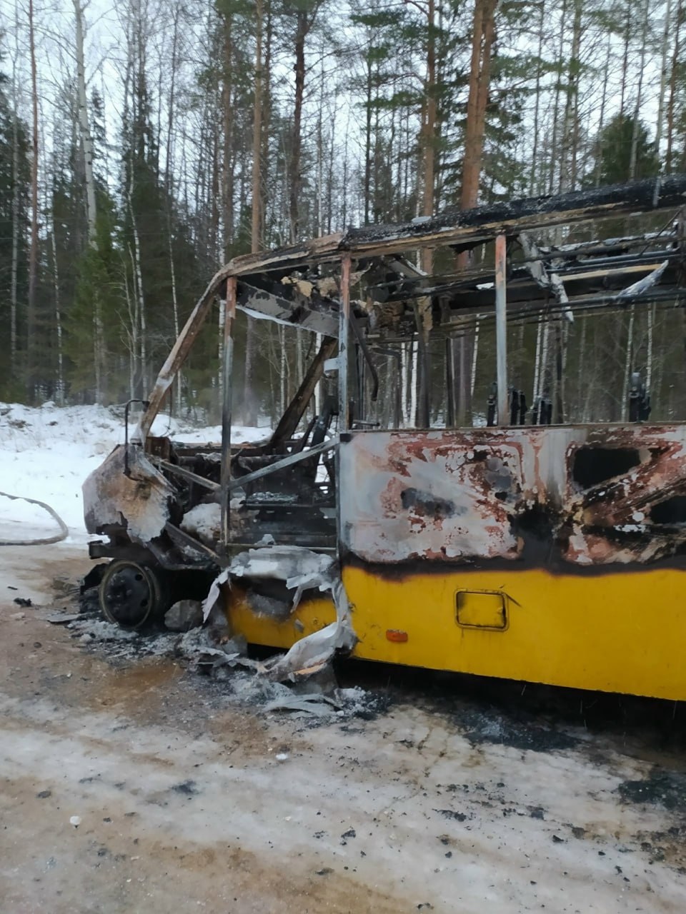Школьный автобус вспыхнул на трассе в Бабушкинском округе