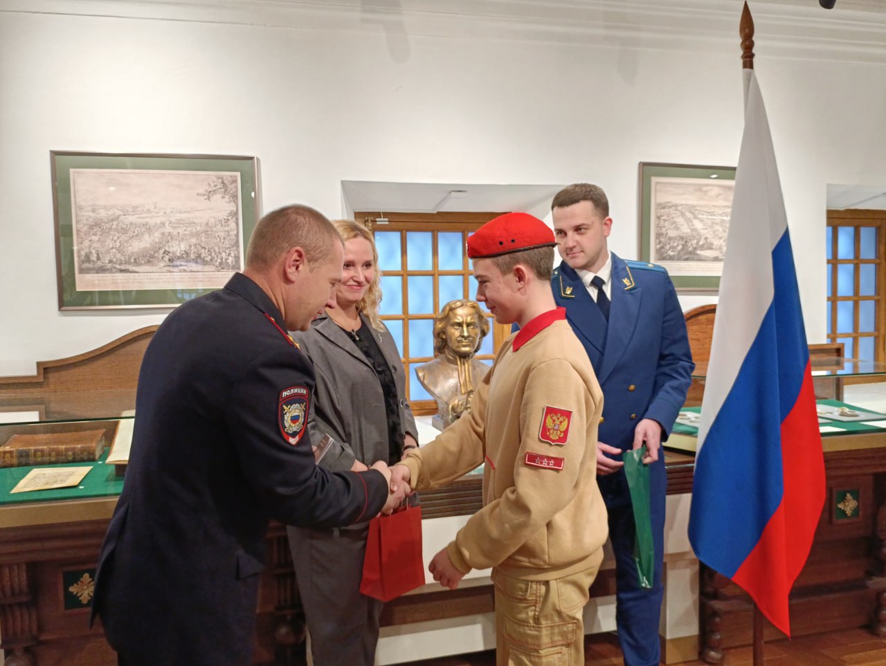 Накануне в городах и округах Вологодской области состоялись церемонии вручения паспортов подросткам, достигшим возраста 14 лет Накануне в городах и округах Вологодской области состоялись церемонии вручения паспортов подросткам, достигшим возраста 14 лет