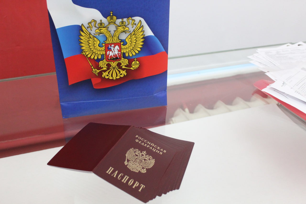 Накануне в городах и округах Вологодской области состоялись церемонии вручения паспортов подросткам, достигшим возраста 14 лет Накануне в городах и округах Вологодской области состоялись церемонии вручения паспортов подросткам, достигшим возраста 14 лет