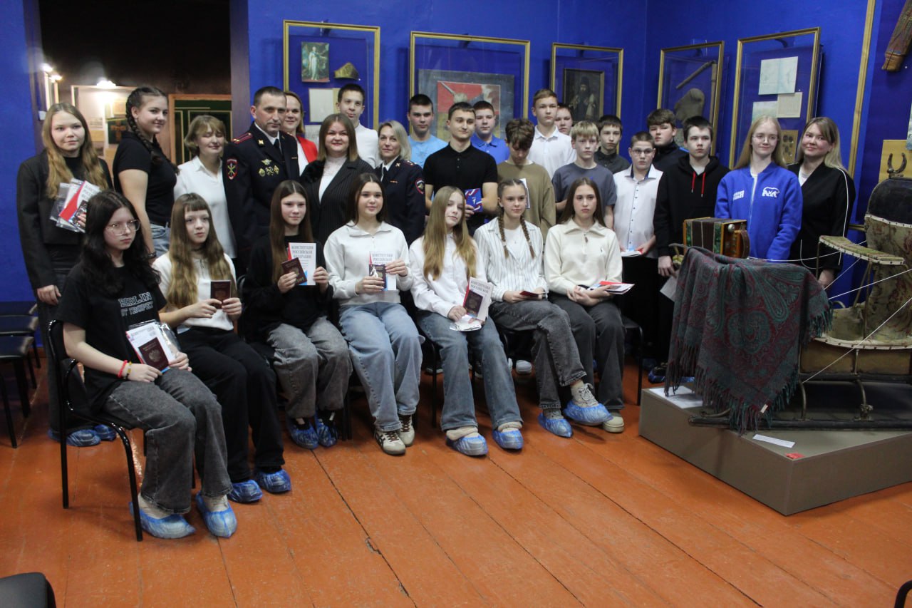 Накануне в городах и округах Вологодской области состоялись церемонии вручения паспортов подросткам, достигшим возраста 14 лет Накануне в городах и округах Вологодской области состоялись церемонии вручения паспортов подросткам, достигшим возраста 14 лет