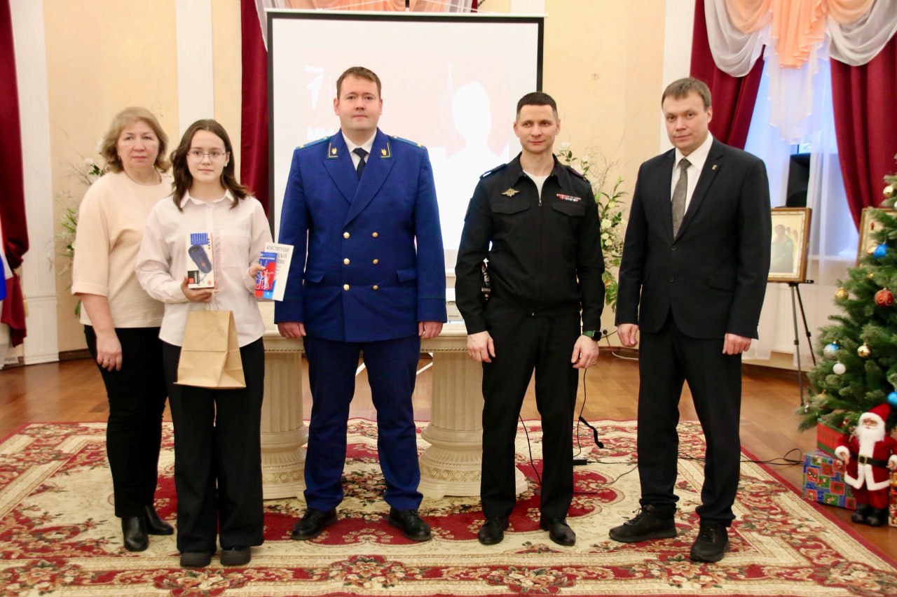 Накануне в городах и округах Вологодской области состоялись церемонии вручения паспортов подросткам, достигшим возраста 14 лет Накануне в городах и округах Вологодской области состоялись церемонии вручения паспортов подросткам, достигшим возраста 14 лет