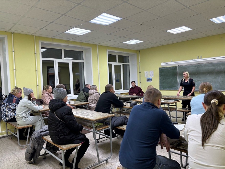 В Харовске полицейские рассказали родителям учащихся о схемах вовлечения подростков в противоправную деятельность