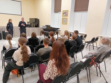 В Вытегорском округе участковые уполномоченные полиции провели встречу с обучающимися и преподавателями детской школы искусств