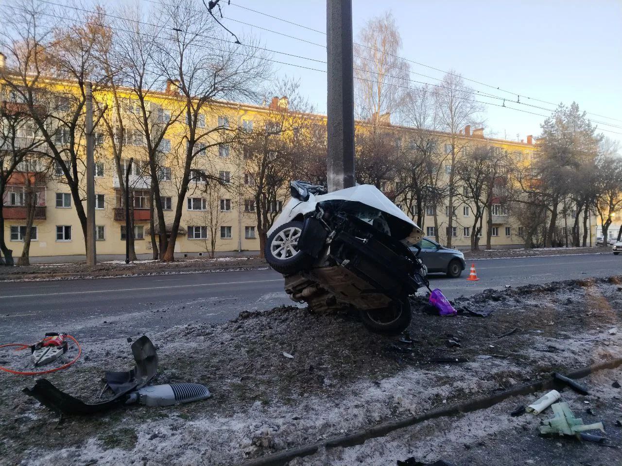 Сегодня в Вологде в результате ДТП погиб водитель автомобиля Сегодня в Вологде в результате ДТП погиб водитель автомобиля
