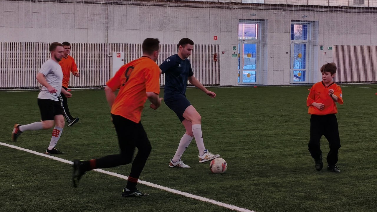 В Вологодской области правоохранители сыграли в футбол с подростками В Вологодской области правоохранители сыграли в футбол с подростками